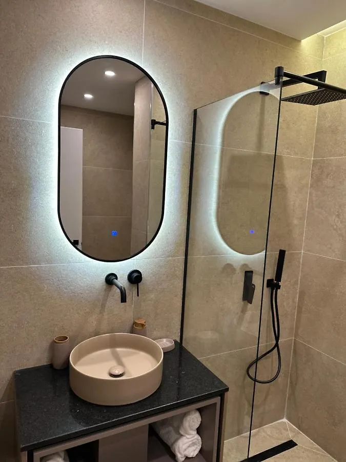 Agate Hotel Self Check In ティラナ